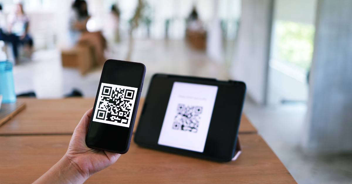 Pessoa a ler o código QR num tablet com o iPhone 