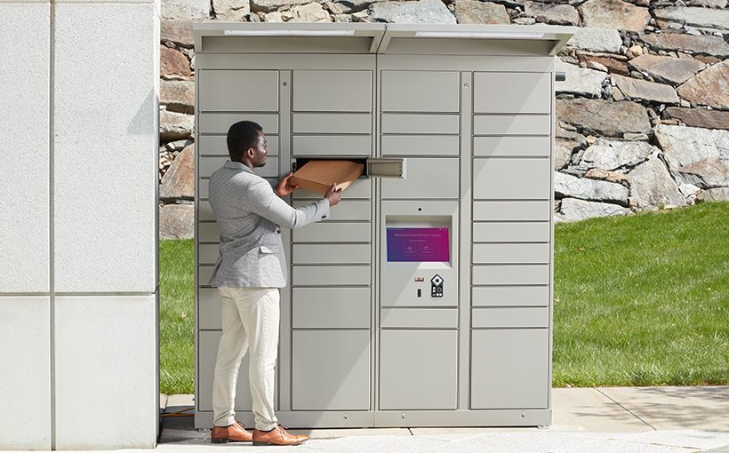 Homem que utiliza cacifos inteligentes para recolher uma encomenda no exterior