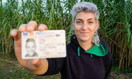 Mulher mostra o seu BI com impressão a tinta UV