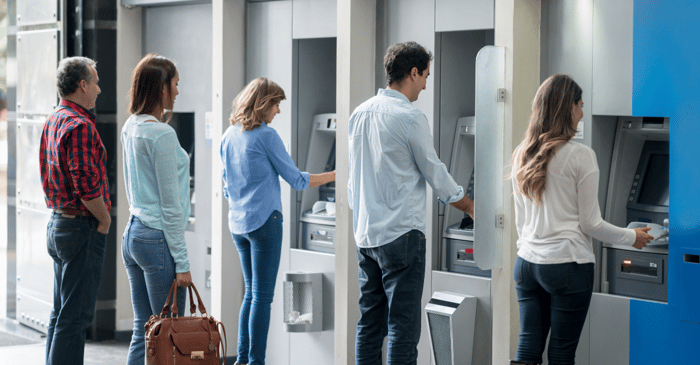 Fila de pessoas que utilizam os ATM