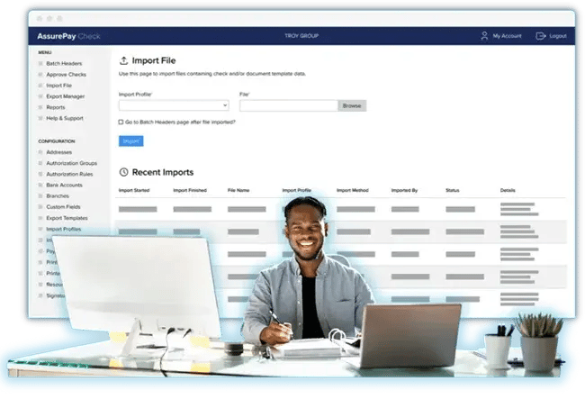 Ecrã do software AssurePay Check com um homem à secretária
