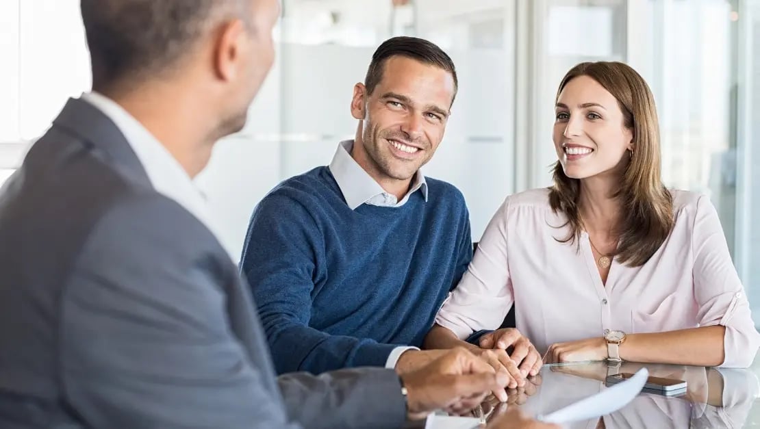 Homem e mulher reunidos com um consultor financeiro 