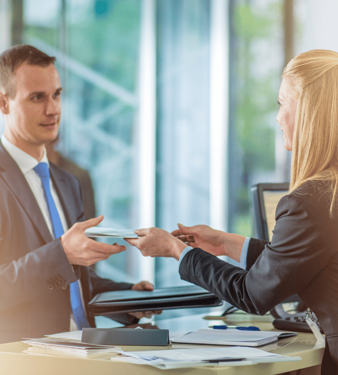 Caixa de banco a entregar um cheque a um homem