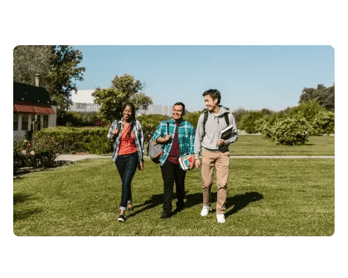 Estudantes universitários a passear pelo campus 