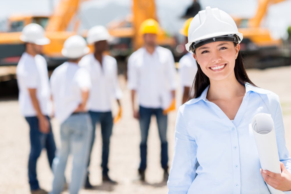 Arquiteta num estaleiro de construção com ar feliz