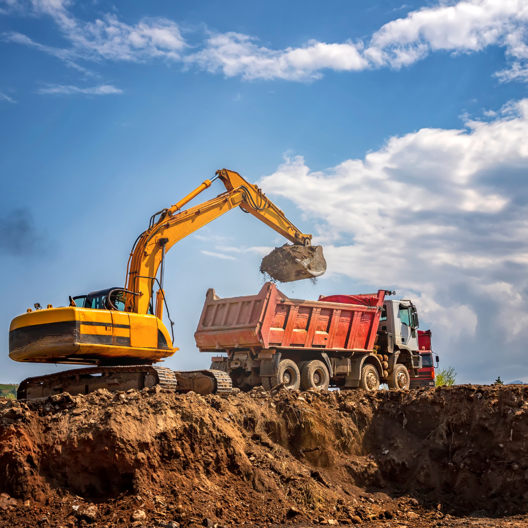 Veículo de construção a carregar no camião basculante 