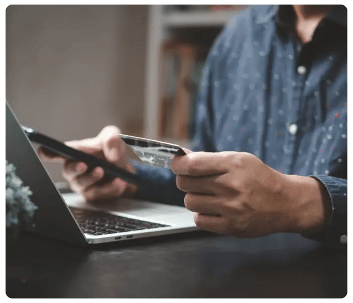 Homem que utiliza aplicações FinTech para operações bancárias pessoais 
