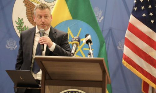 Mark Bond faz uma apresentação na Etiópia 