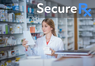 Um farmacêutico que preenche uma receita SecureRx 