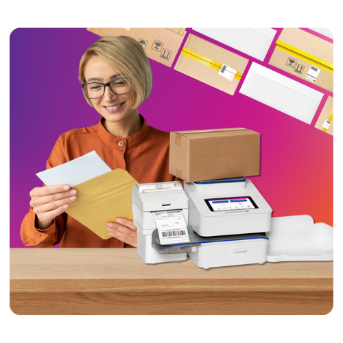 Mulher de um franqueador Pitney Bowes com fundo cor-de-rosa (1)