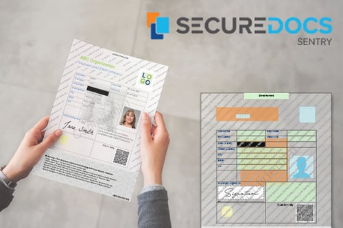 Pessoa segurando um documento legal com recursos adicionados pelo SecureDocs Sentry