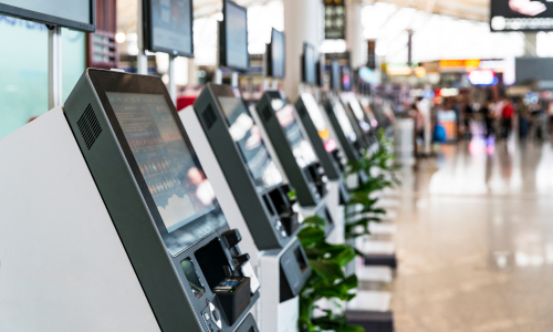 Máquinas self-service num aeroporto
