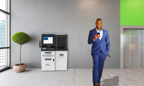 Homem de fato azul a afastar-se de uma máquina de self-service 