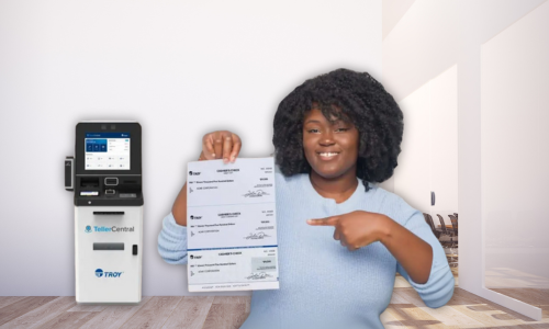 Mulher utiliza um quiosque de auto-atendimento para imprimir um cheque administrativo