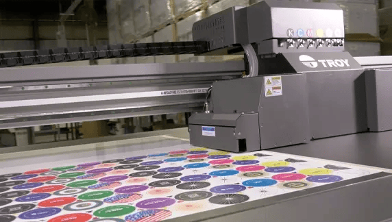 Impressora plana UV para impressão em tampas e fechos