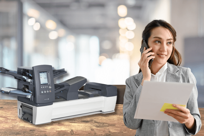 Mulher ao telefone em frente a uma máquina de inserção de relés