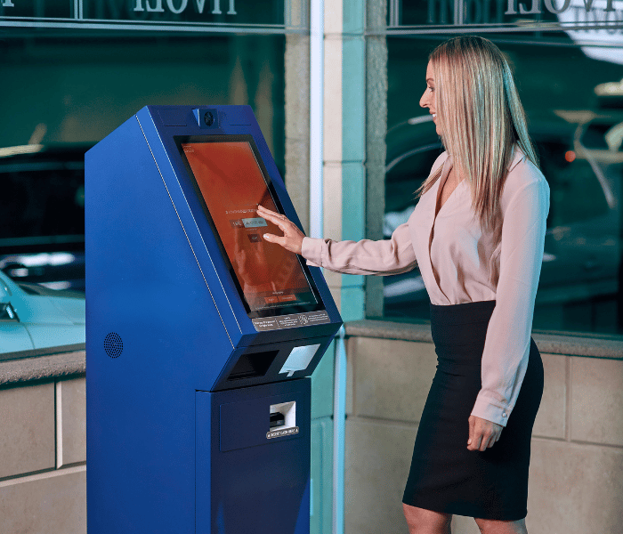 Mulher a utilizar uma máquina de self-service de última geração numa cópia de banco