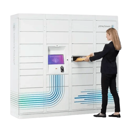 Mulher a utilizar o cacifo de encomendas inteligente ParcelPoint