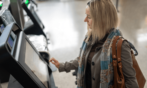 Mulher a utilizar uma máquina de self-service num banco