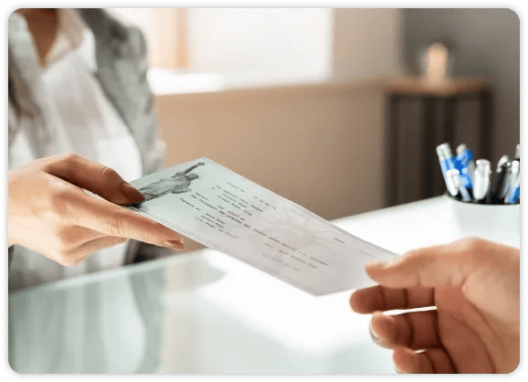 caixa de banco com cheques