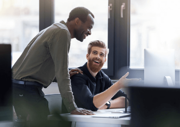 Homens a trabalhar num escritório com uma conversa excitante