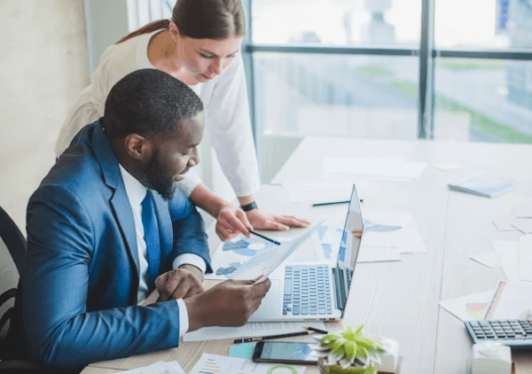 Uma empresária que trabalha com o seu patrão para enviar cheques através da nuvem