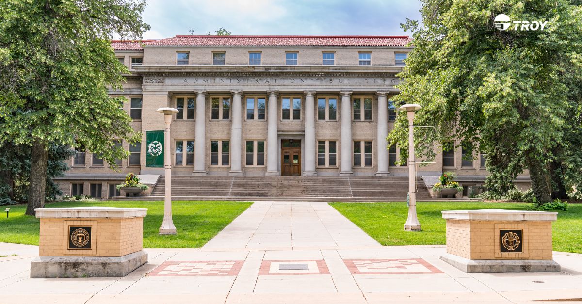 Edifício administrativo no campus universitário 