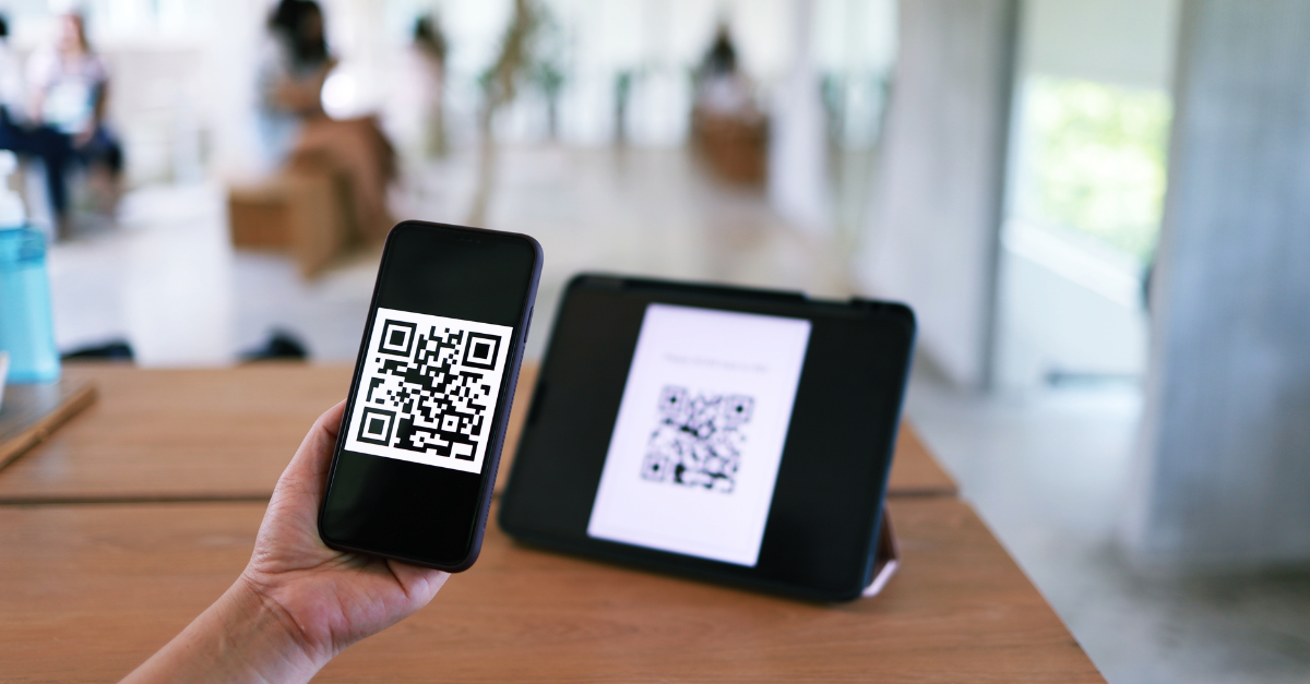 Pessoa a utilizar o código QR para digitalizar através do iphone