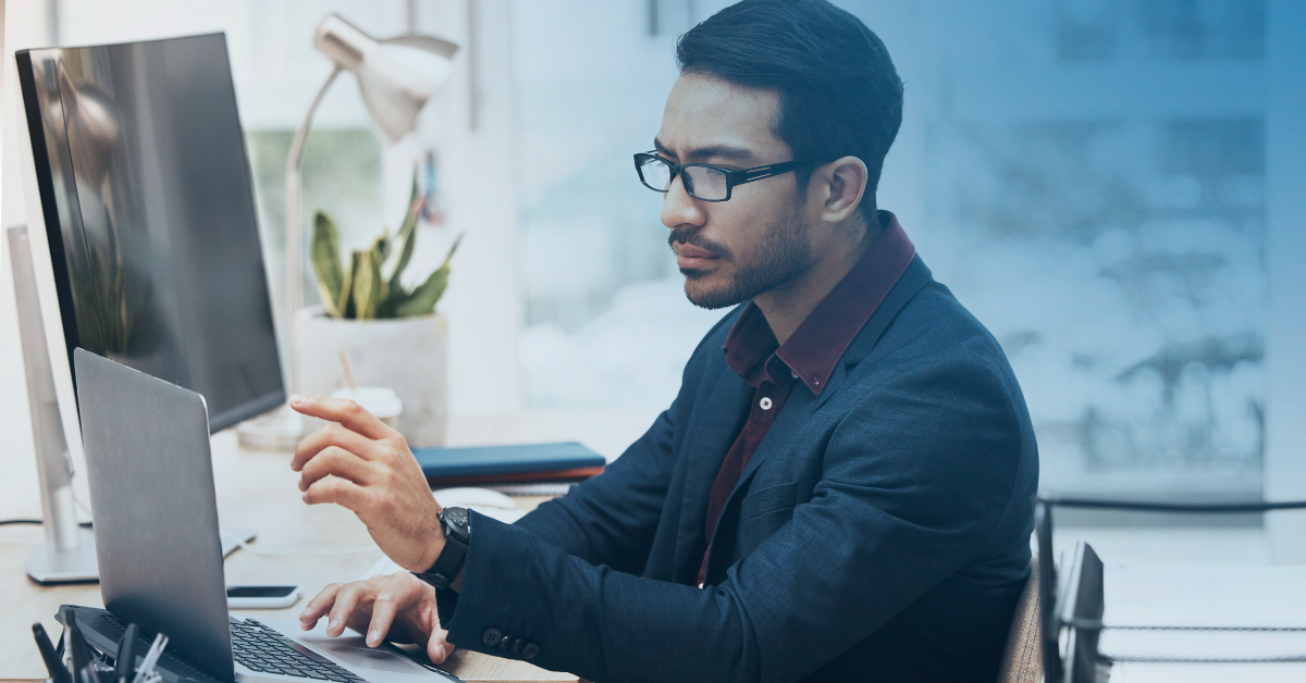 Homem no seu escritório a utilizar um software de impressão de cheques