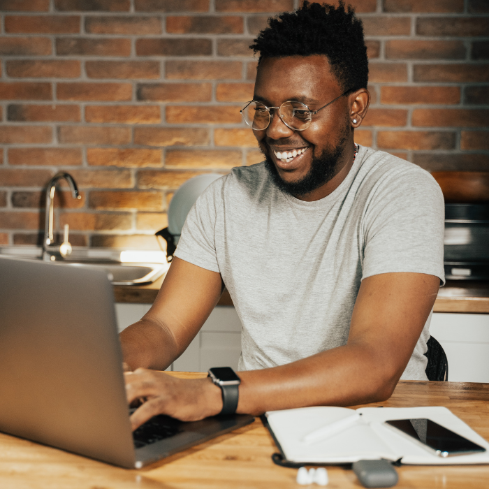 Homem a utilizar um software de correio numa secretária