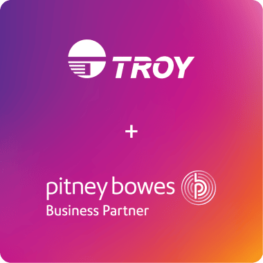 Logótipos da TROY e da Pitney Bowes sobre fundo cor-de-rosa 