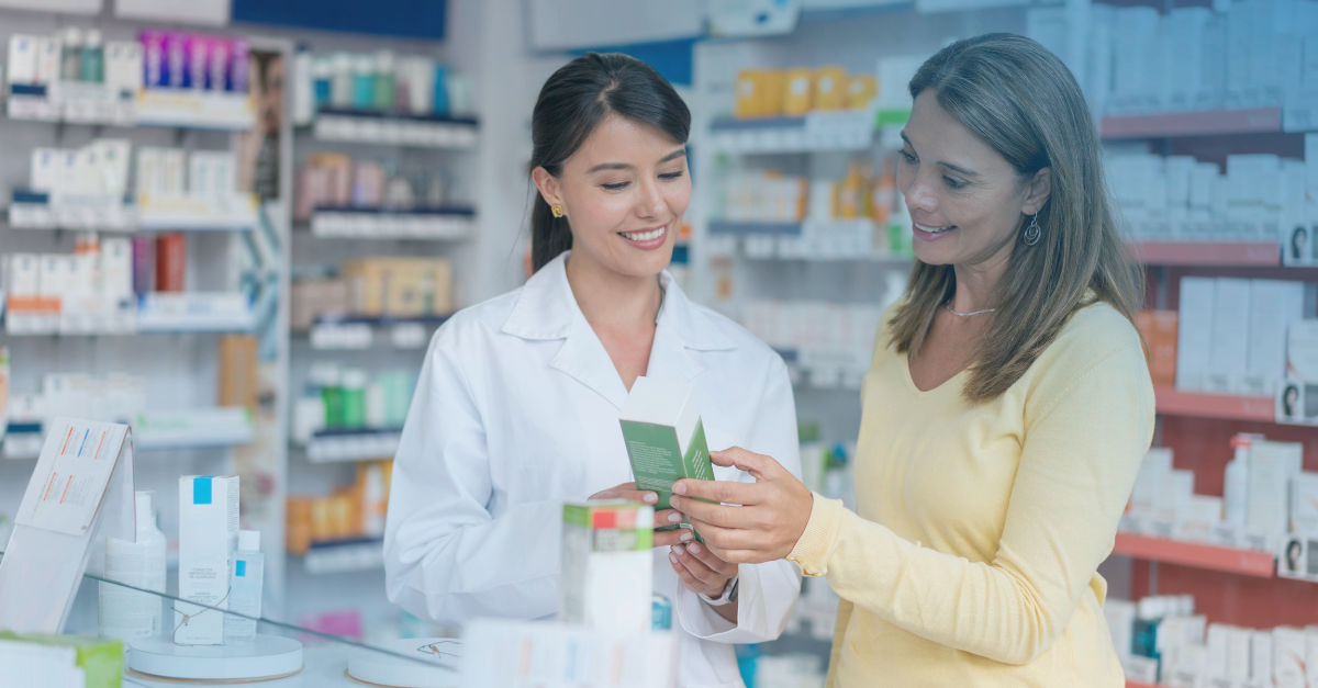 Farmacêutico a ajudar um cliente 