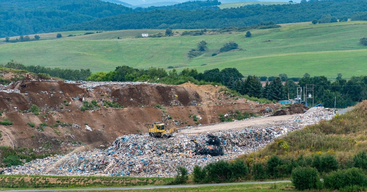 Aterro sanitário com grande quantidade de resíduos