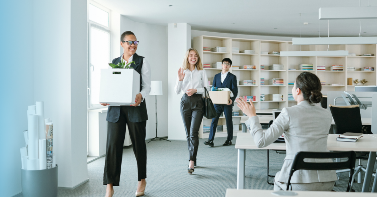 Empregados que regressam a um escritório e são recebidos por um colega de trabalho 