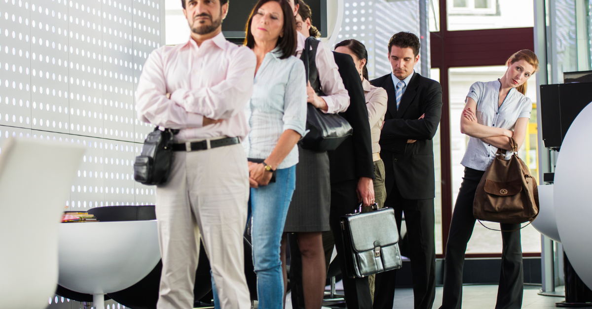 pessoas à espera na fila