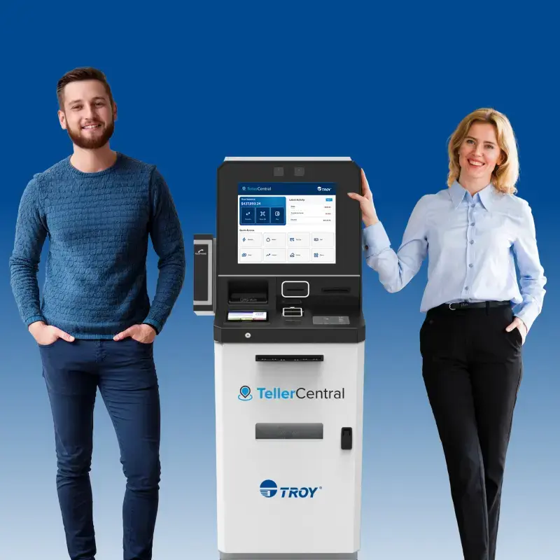 Duas pessoas em frente a um quiosque self-service